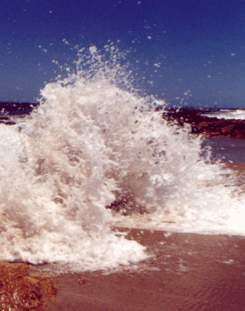 fotografia de un curso de agua tomada con una velocidad alta (el obturador se abre por un tiempo muy corto)